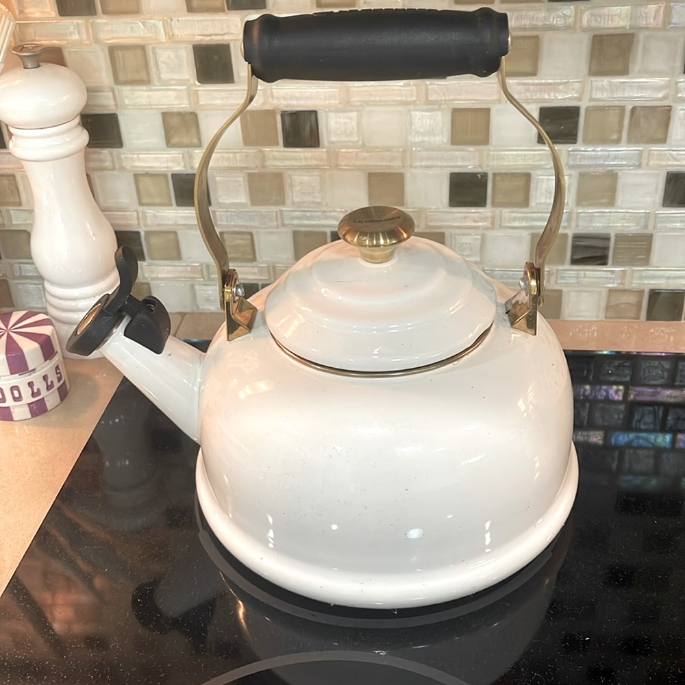 Le Creuset Whistling Tea Kettle- perfect condition